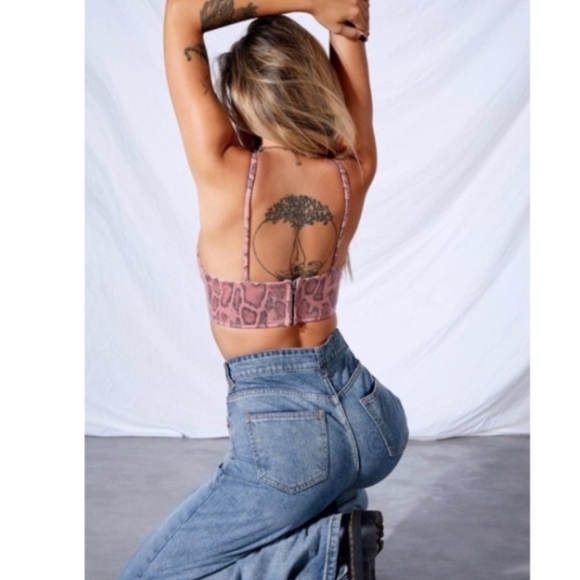 MOTEL Dyla Crop Top. - Picture 3 of 8